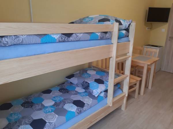 pokój czteroosobowy budynek szary