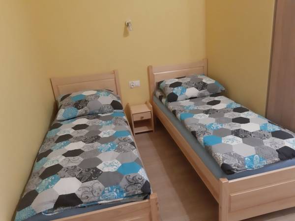 pokój czteroosobowy budynek szary