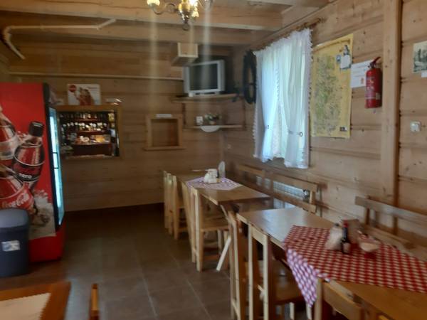 Wnętrze sali w żótym budynku