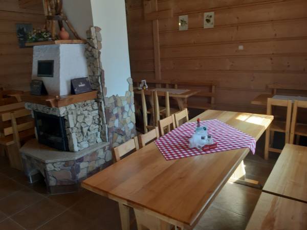 Wnętrze sali w żółtym budynku