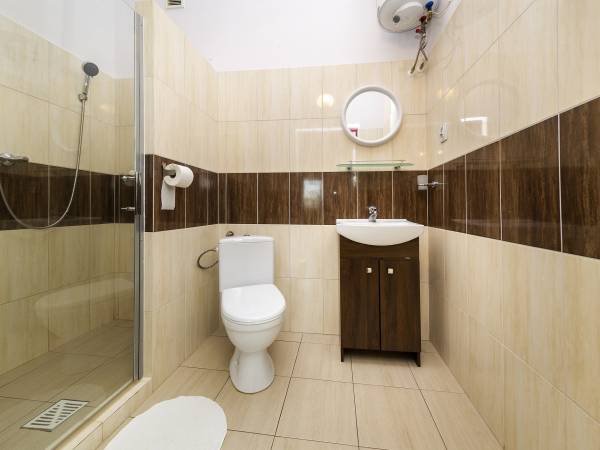 łazienka w pokojach