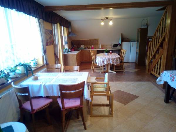 pokój z aneksem kuchennym dla gości