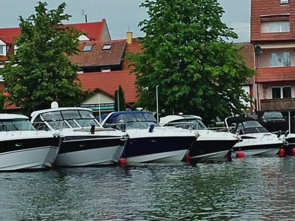 Port jachtowy ( najbliższa wypożyczalnia sprzętu wodnego)- 2 min. pieszo