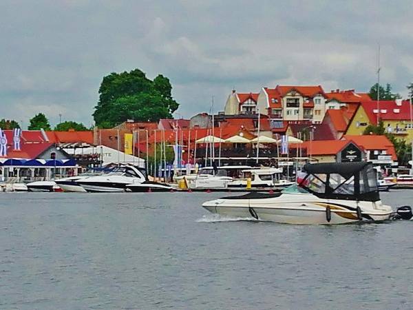 Port jachtowy ( najbliższa wypożyczalnia sprzętu wodnego)- 2 min. pieszo