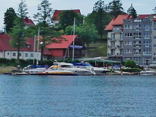 Port jachtowy ( najbliższa wypożyczalnia sprzętu wodnego)- 2 min. pieszo