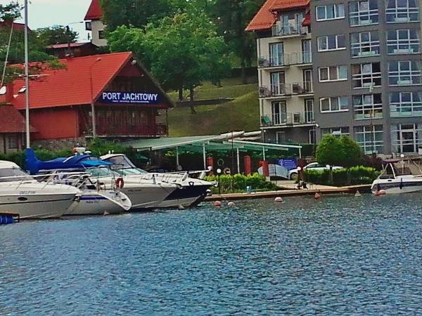 Port jachtowy ( najbliższa wypożyczalnia sprzętu wodnego)- 2 min. pieszo