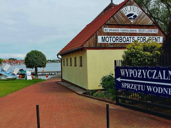 Kolejna wypożyczalnia sprzętu wodnego po drodze do centrum-ok. 7 min. pieszo.