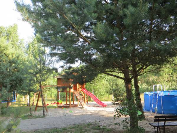 plac zabaw z basenikiem
