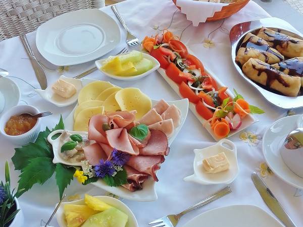 Smaczne i urozmaicone śniadania z ciepłym dodatkiem