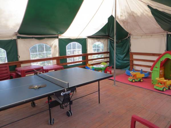 stół do tenisa pod namiotem