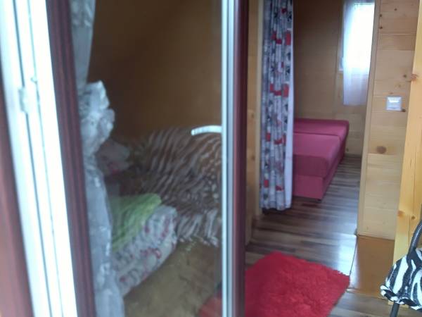 Wnętrze domki piętrowego z czerwonym dachem