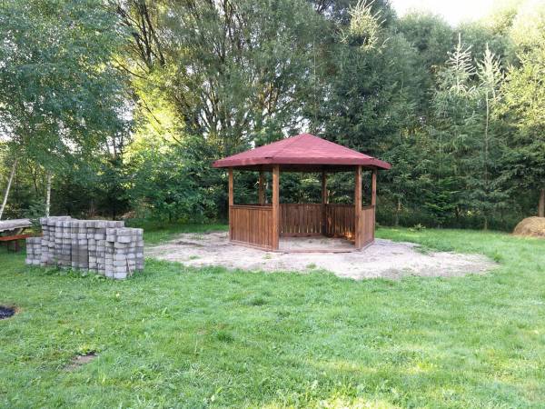 Nowo postawiona obok stawu altana