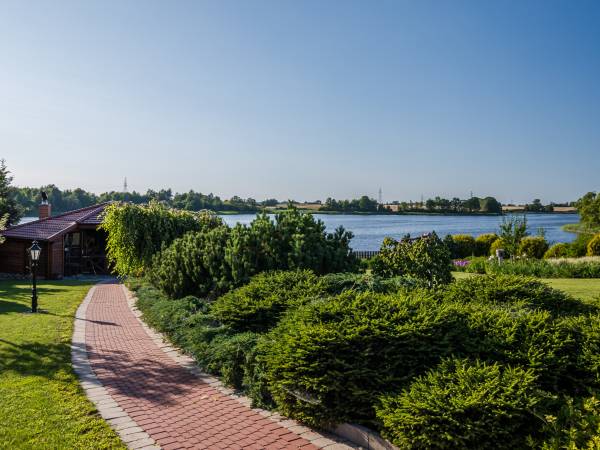 Widok na wodę z ogrodu