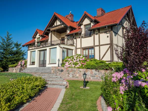 Dom od strony jeziora.