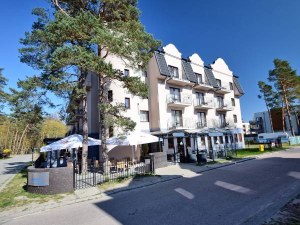 Przed pensjonatem znajduje się "ogródek Drink Bar" oraz "Strefa Palacza"