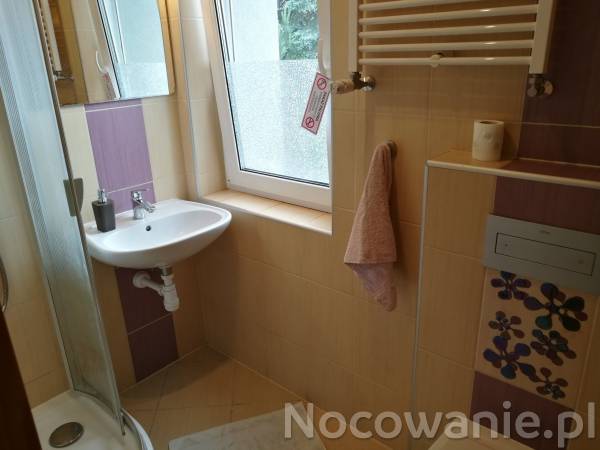 Jedna z łazienek(wszystkie łazienki w podobnym standarcie)o