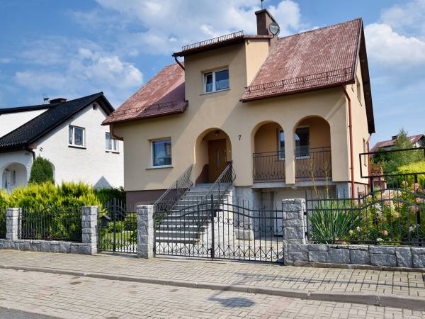 Dom od frontu, garaż