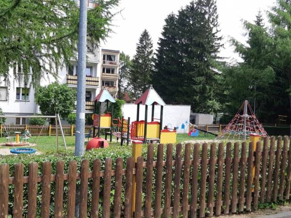 Plac zabaw przy Nadrzecznej 50m od budynku
