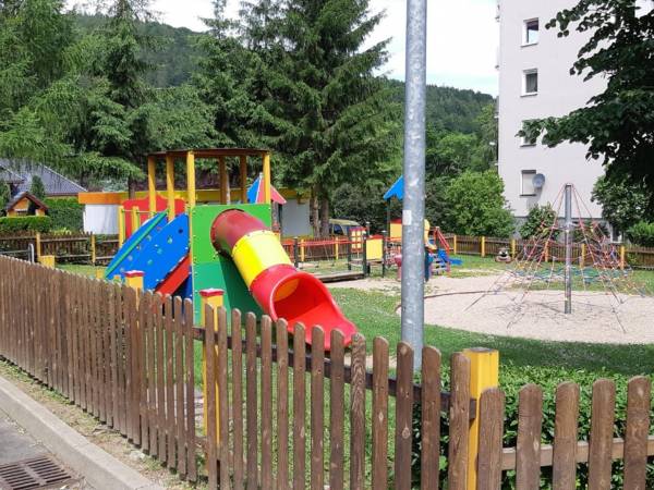 Plac zabaw przy Nadrzecznej 50m od budynku