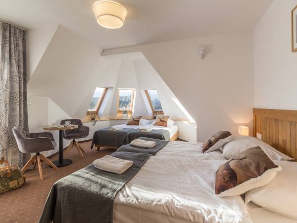 Pokój czteroosobowy z widokiem na góry