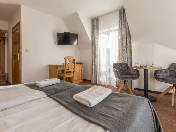 Pokój czteroosobowy z balkonem i widokiem na góry