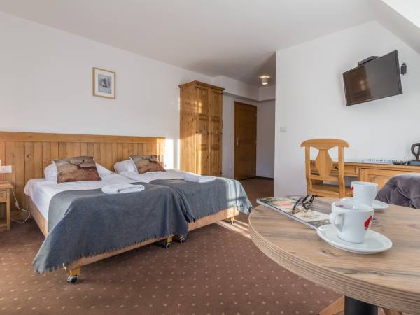 Pokój czteroosobowy z balkonem i widokiem na góry