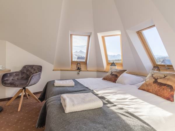 Pokój czteroosobowy z balkonem i widokiem na góry