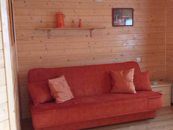 Salonik z kanapą do spania dla 2 osób w domku nr.3