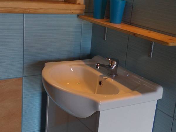 Umywalka i lustro w łazience