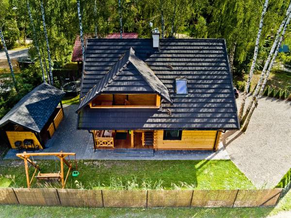 Widok na chatę i altanę z góry