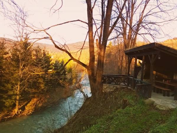 wiata przy potoku górskim