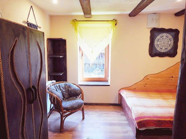 dolna sypialnia w miesz. z kominkiem