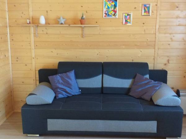 Salonik z kanapą do spania dla 2 osób