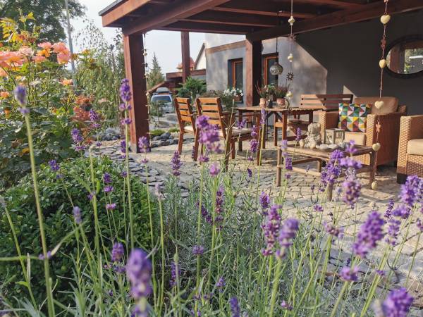 otoczeniu pięknych kwiató