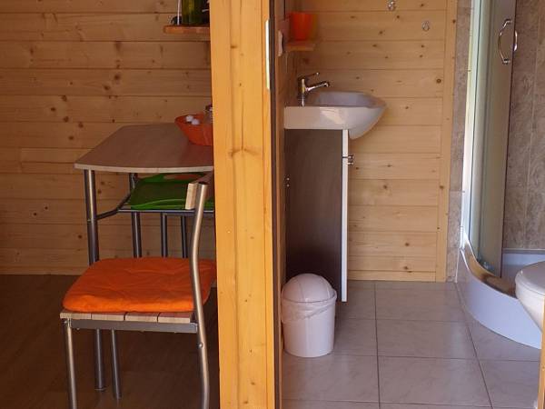 Część saloniku i łazienki