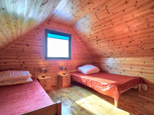 SYPIALNIA NR 1(ŁÓŻKO MAŁŻEŃSKIE I POJEDYNCZE)