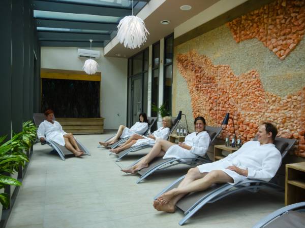 strefa relaksu z tężnią oraz ścianą solną