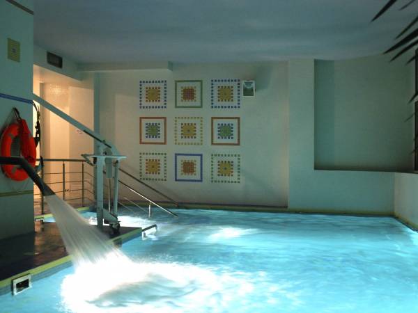 Basen z hydromasażami