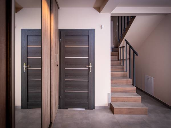 Drzwi do łazienki i wejście na piętro