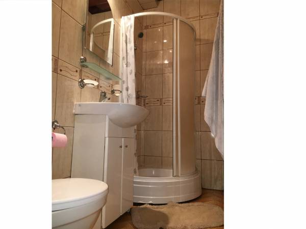 Kabina prysznicowa, umywalka, toaleta