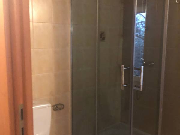 łazienka z kabiną prysznicową