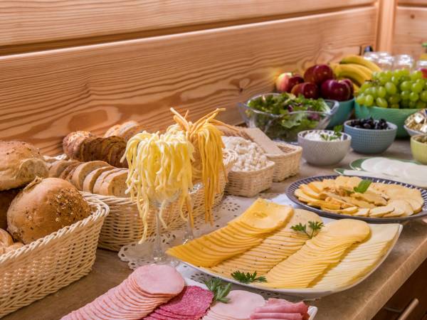 PIERWSZY POSIŁEK DNIA - ŚNIADANIE