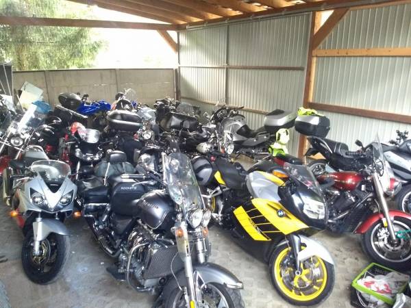 Zamykany garaż dla motocyklów