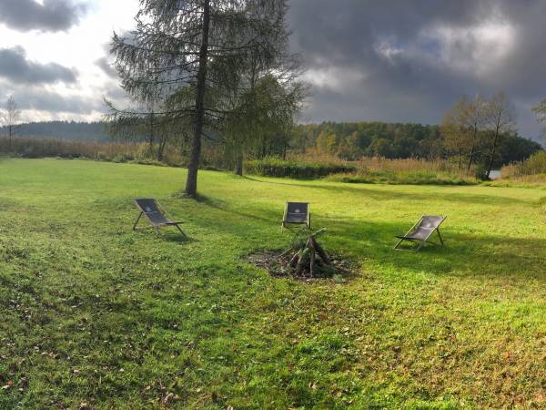 Pluski domki nad jeziorem