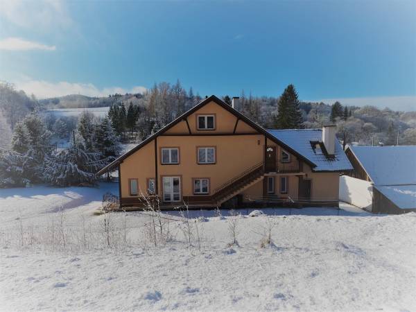 wejście na górę do pokoi