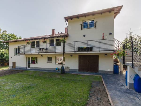 Budynek od strony parkingu i wejście po schodach do pok . 1-5