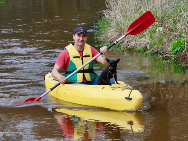 Właściciel wypożyczalni U Rudego sprawdza wraz z Kropkiem na spływie kajakowym na rzece Wieprz