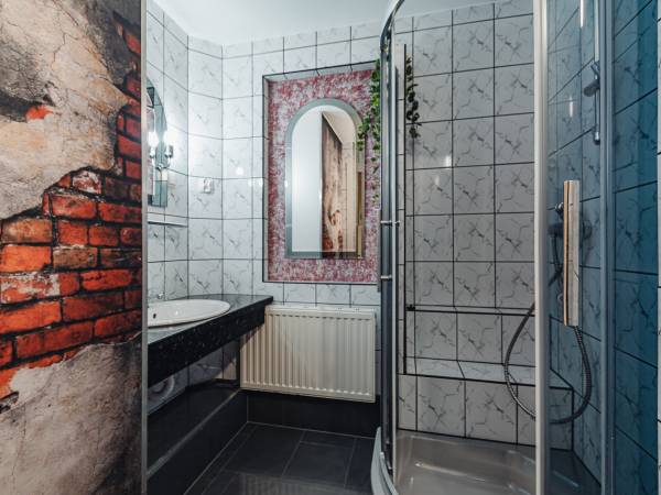 POKÓJ NR.8 ŁAZIENKA