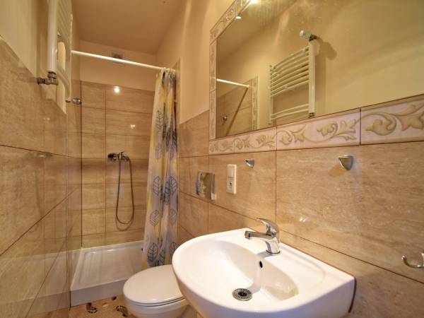 łazienka pokoju 4 osobowego