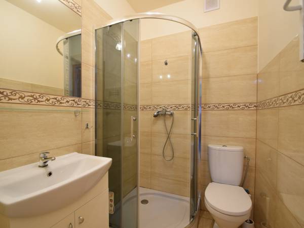 łazienka pokoju 2+ na dole